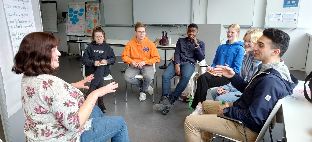 Die Teilnehmenden im Gespräch.