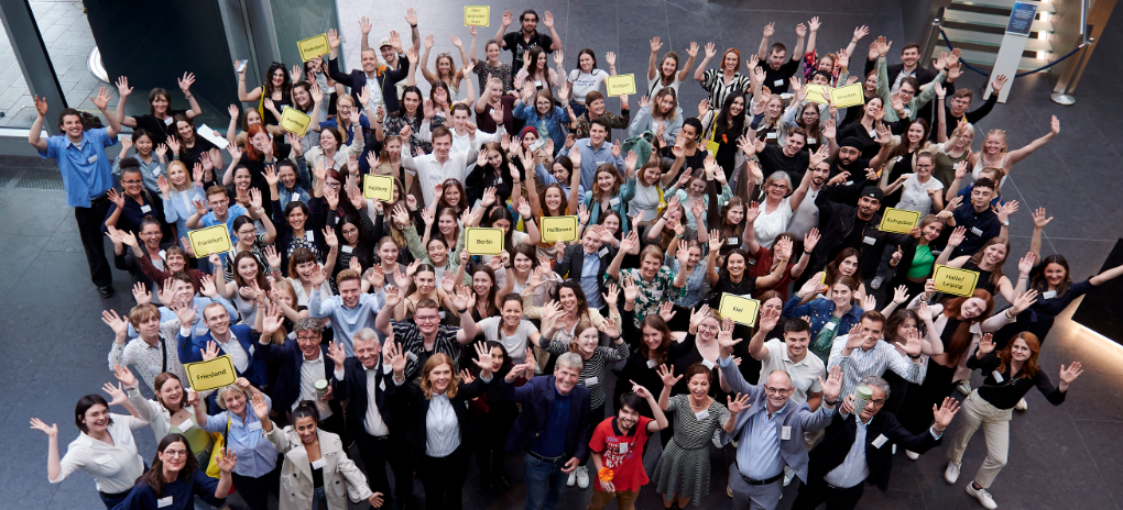 Die Teilnehmenden der Absolvierendenfeier 2024 in Frankfurt a.M.