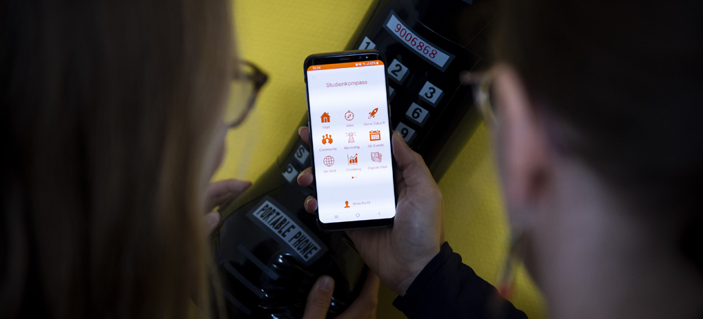 Die neue App bietet  viele Informationen rund um die Studien- und Berufswahl..