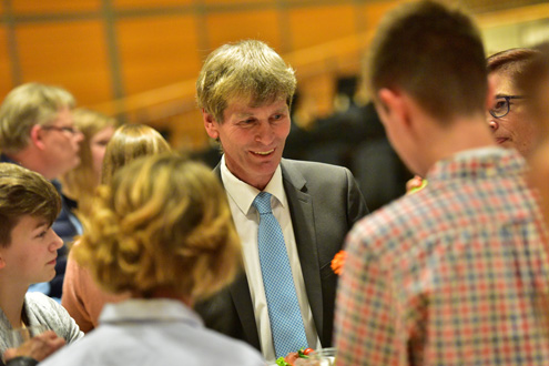 Prof. Risch, Vorstand der Heinz Nixdorf Stiftung, im Gespräch mit neuen Teilnehmenden aus Paderborn //Foto: Jan Braun