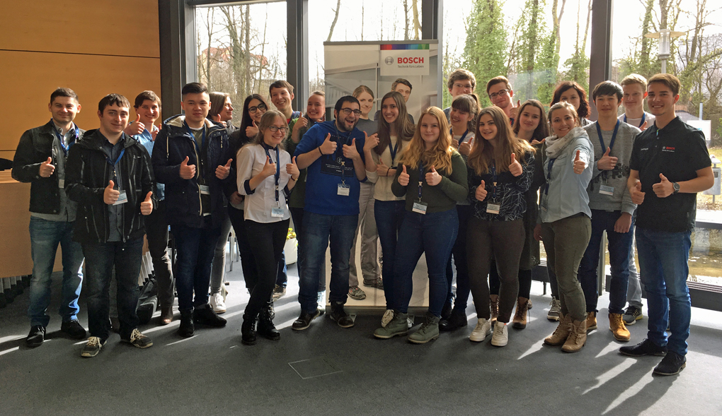 Teilnehmenden aus drei Studienkompass-Jahrgängen zu Besuch bei Bosch