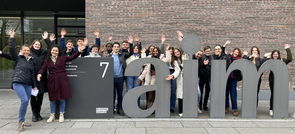 Die diesjährigen matheKompass-Teilnehmenden, die Workshop-Leitung und das Studienkompass-Team vor der aim – Akademie für Innovative Bildung und Management Heilbronn-Franken